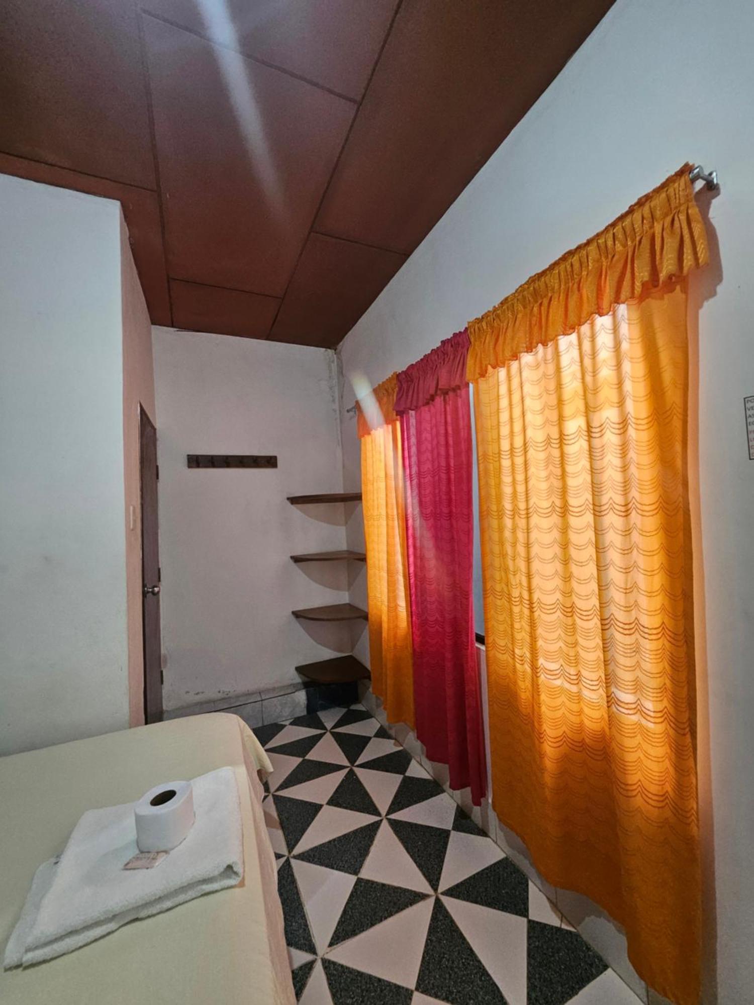 Отель Sarisa House Икитос Экстерьер фото